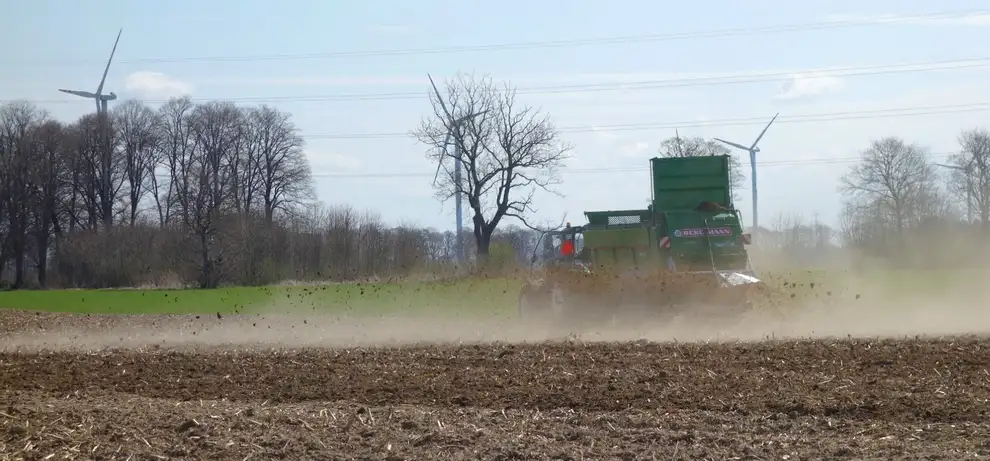 Zobacz jak szeroko może pracować rozrzutnik obornika